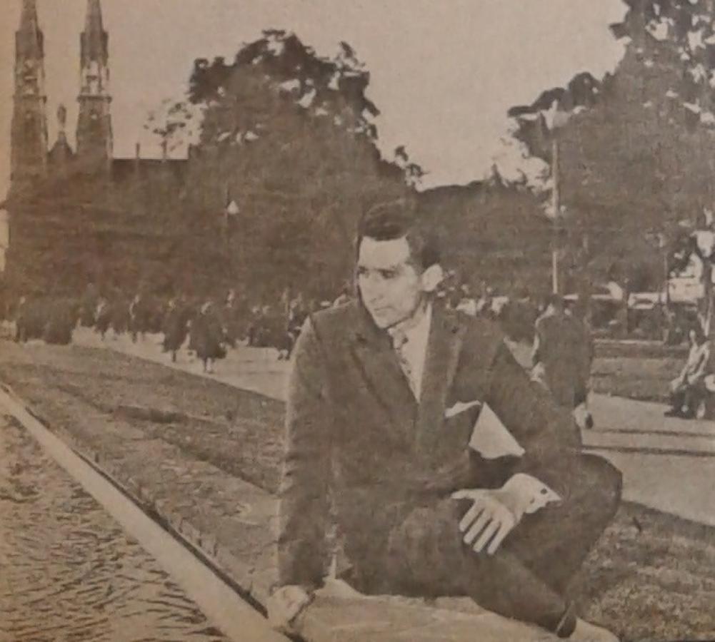 Imagen Nacido el 1 de julio de 1931, en Roldán, provincia de Santa Fe, hizo sus primeras armas en Newells aunque sin grandes resultados.