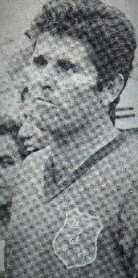 Imagen Ocupando el mediocampo Cleto Castillo jugó desde mediados de los 60 en los equipos colombianos de Cúcuta Deportivo, Santa Fe, Medellín y Bucaramanga.