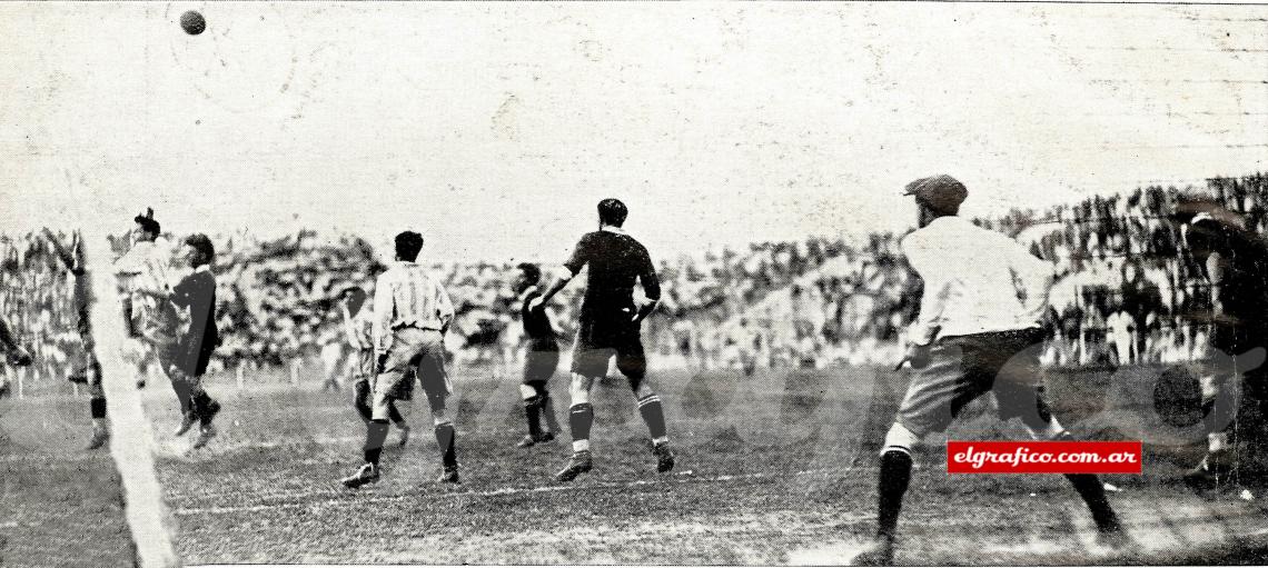 Imagen En un córner ejecutado por Perinetti, Corazzo, Fazio y Sastre saltan para cabecear mientras están a la expectativa Del Giudice, Fassora, Ferrou, Lecea y en la línea del goal, Sangiovanni y Fazio. 