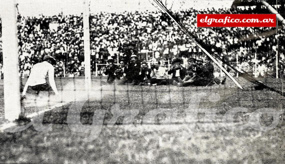 Ante la sorpresa general, Fassora, desde más de 30 metros, marca el único goal del match que Sangiovanni se aprestó a impedir después que la pelota estaba anidada en la huevera.
