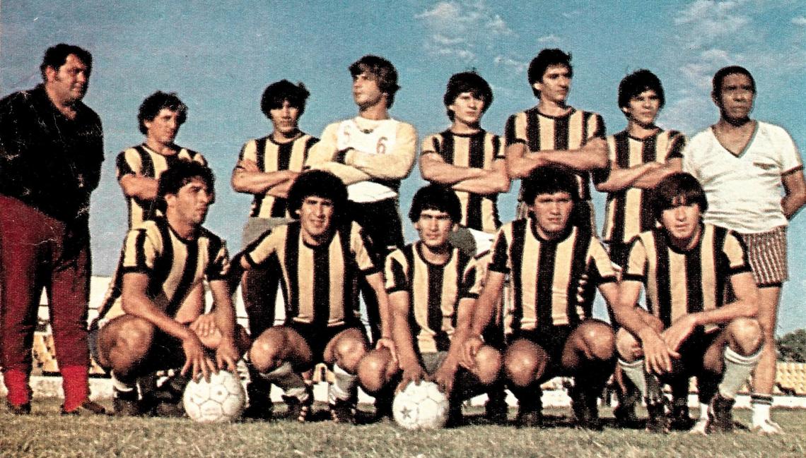 Desde la izquierda, arriba: Carlos Rojo (D.T.), Cisterna, Goytea, Capitanich, Pared, Pereyra, Omar Gómez, Ledesma (P.F.); abajo: Schoning, Argüello, Gutiérrez, Coria y Córdoba.