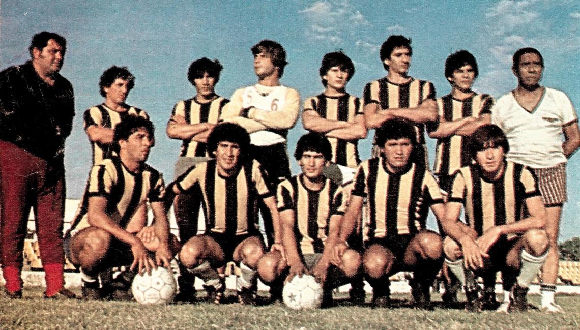 Imagen Desde la izquierda, arriba: Carlos Rojo (D.T.), Cisterna, Goytea, Capitanich, Pared, Pereyra, Omar Gómez, Ledesma (P.F.); abajo: Schoning, Argüello, Gutiérrez, Coria y Córdoba. 