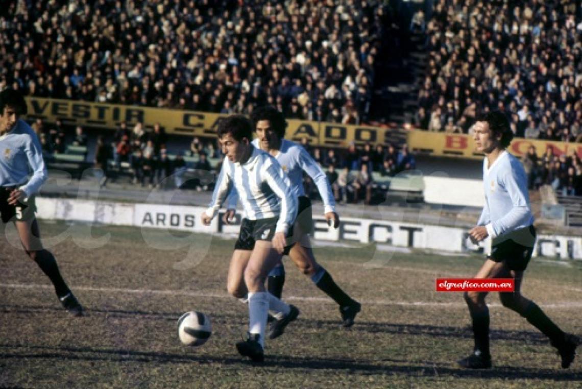 Imagen Viernes 18 de julio de 1975. Argentina vence a Uruguay 2-0 y rompe el hechizo del Centenario, donde no ganaba desde 1956.Bochini aporta su cuota de talento. Rivero y Silva le miran la espalda. 