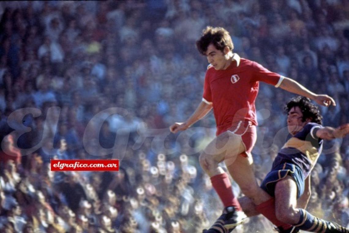 La pelota ya se escapó de la foto. Su amante burla la marca de Benítez. Una tarde con sol. Un domingo con Bochini,