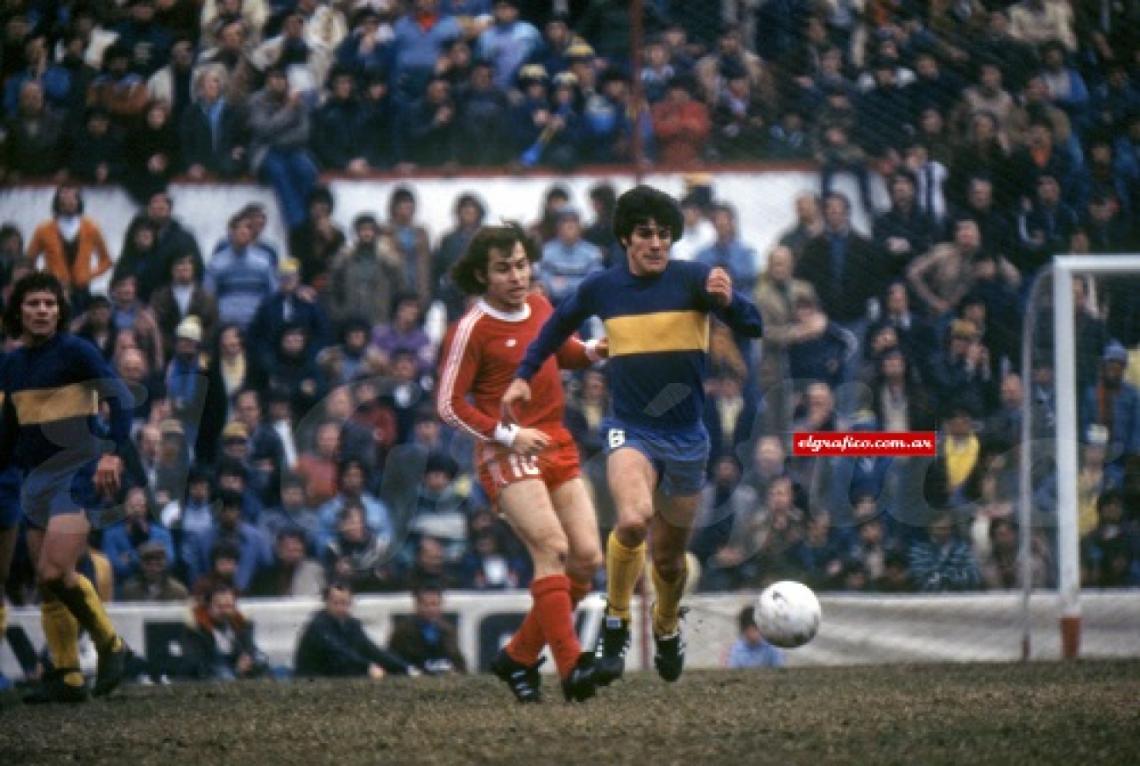 Imagen Frente a Ricardo Bochini, una imagen notable de dos de las grandes figuras del futbol argentino de los años 70