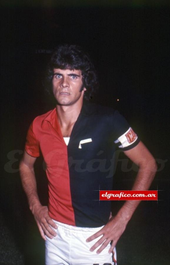 Imagen Llegó a Newell´s en 1970 y en pocos años se tranformó en la gran figura. Con Zanabria como capitán el club de Rosario se coronó Campeón de la Primera A (Metro 1974) por primera vez en su historia.