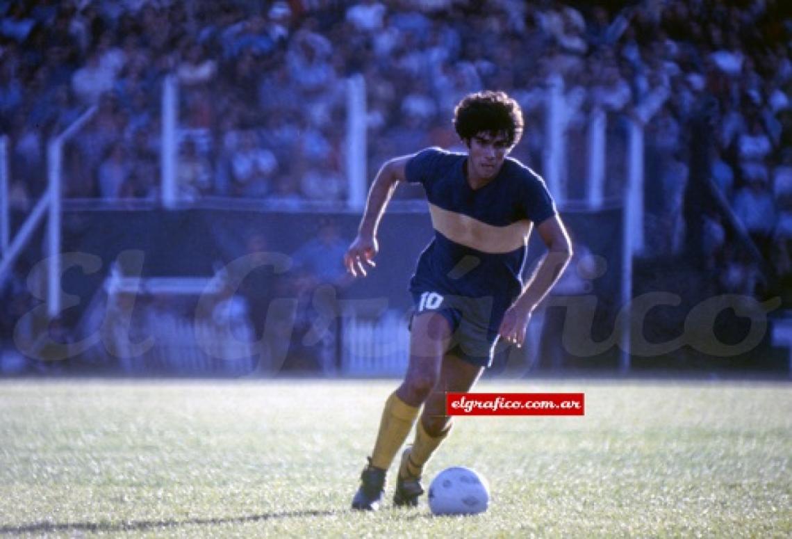 Imagen En el año 1975 llegó a Boca, y un año después salia campeón derrotando a River en la final del Nacional 1976.