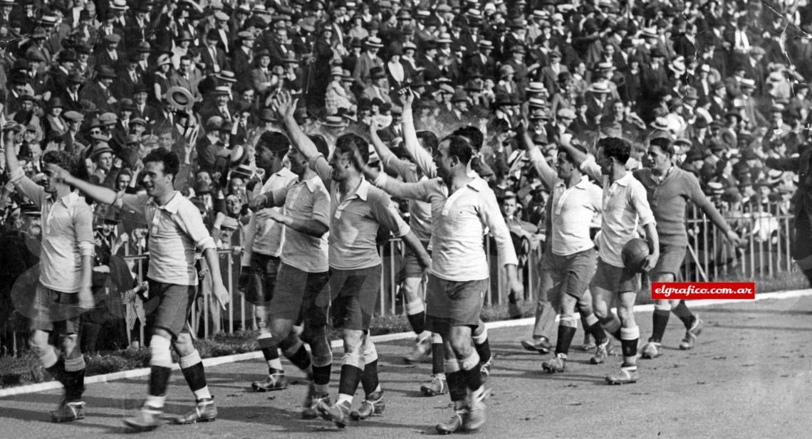 Imagen Uruguay recoge el aplauso del público después de ganar la final del Campeonato Olímpico de 1924, venciendo a los suizos 3-0 y de izquierda a a derecha: Urdinarán,, Héctor Scarone, Andrade, Petrone, Cea, Romano, Nasazzi, Vidal, Arispe, Ghierra y Mazali.