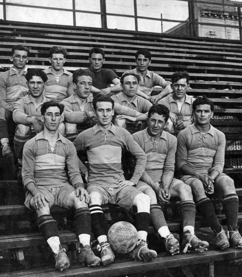 Imagen El team de Boca Junlors, que actuó en 1925, marcando una época en el fútbol argentino. Sus grandes figuras fueron Tarasconl, Médici, Garassino, Busso, Bidoglio, Tesorieri v Mutis, En ese año hizo una gira por Europa, reforzado con otros jugadores.