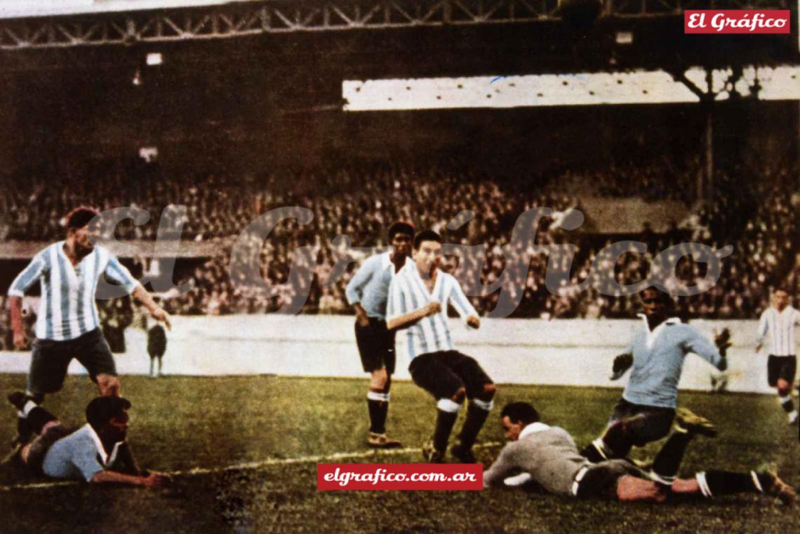 Imagen Final Juegos Olímpicos de Ámsterdam en 1928. Mazali (arquero uruguayo) obliga a Nolo Ferreira a levantar el tiro, Andrade (junto a ellos) mira la trayectoria de la pelota. Piriz (en el piso) queda fuera de acción y Tarascone no llega a intervenir