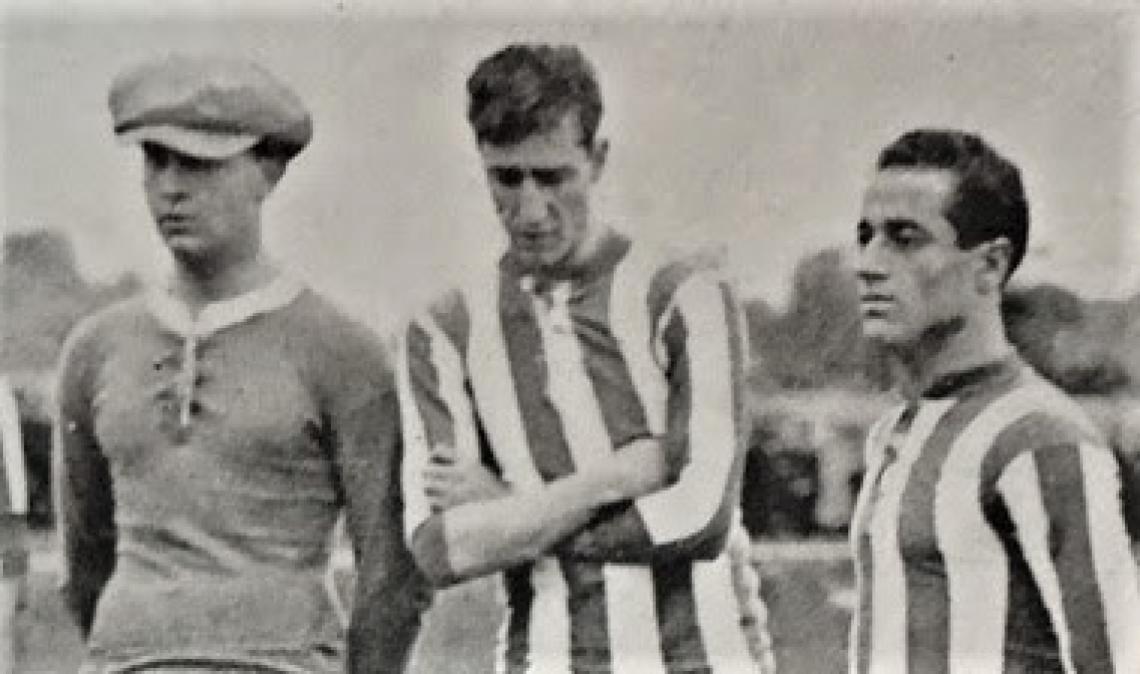 Imagen Eduardo Uslenghi entre Magistretti y Martínez en el combinado argentino que enfrentó a Uruguay por la Copa Newton en 1919.