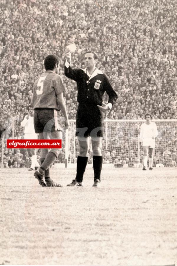 Luis Pestarino amonestando a Telch en un clásico Huracán San Lorenzo de 1973. Foto Gabriel Alvarado