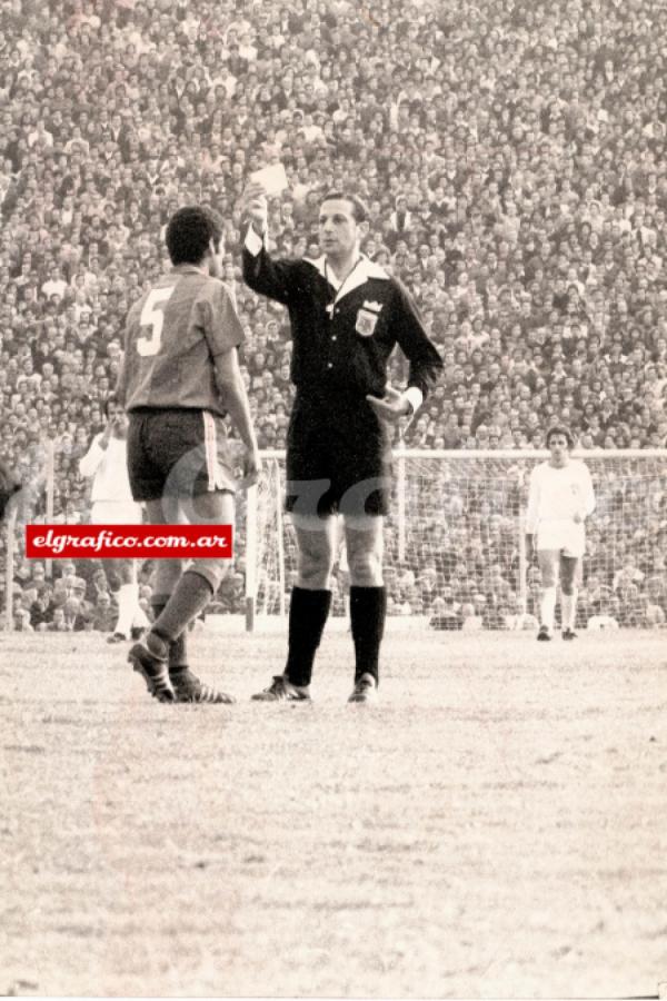 Imagen Luis Pestarino  amonestando a Telch en un clásico Huracán San Lorenzo de 1973. Foto Gabriel Alvarado