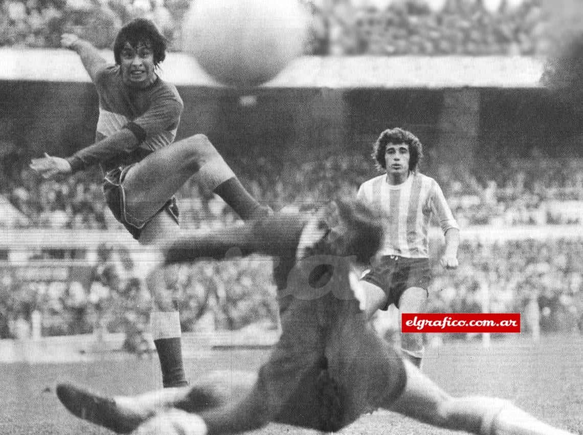 El empate, que ya era hazaña de Boca. Tiró Tarantini, tras pujante acción personal, rechazó Suárez y Sánchez reventó la red con un remate de derecha. 84 minutos.