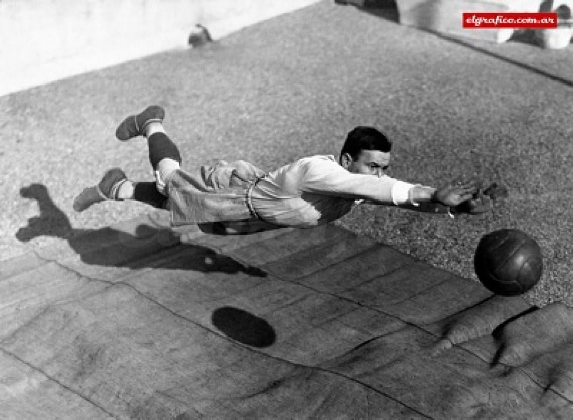 Imagen Pibona Alterio vuela para una producción de El Gráfico de 1932. Tío del actor Héctor Alterio, por atajar un penal quedó sordo para siempre. Hizo casi toda su carrera en Chacarita.