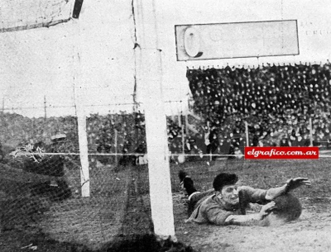 Imagen Tesoriere ataja un tiro de Petrone, en el partido entre uruguayos y argentinos en Montevideo 1924.