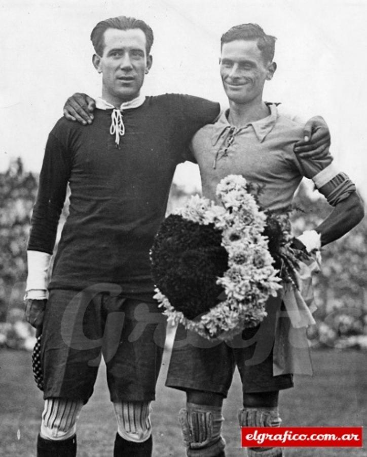 Imagen Pedro lsusi, el Vasco, arquero de Independiente junto a AméricoTesoriere, de Boca Juniors, en un clásico de 1927.