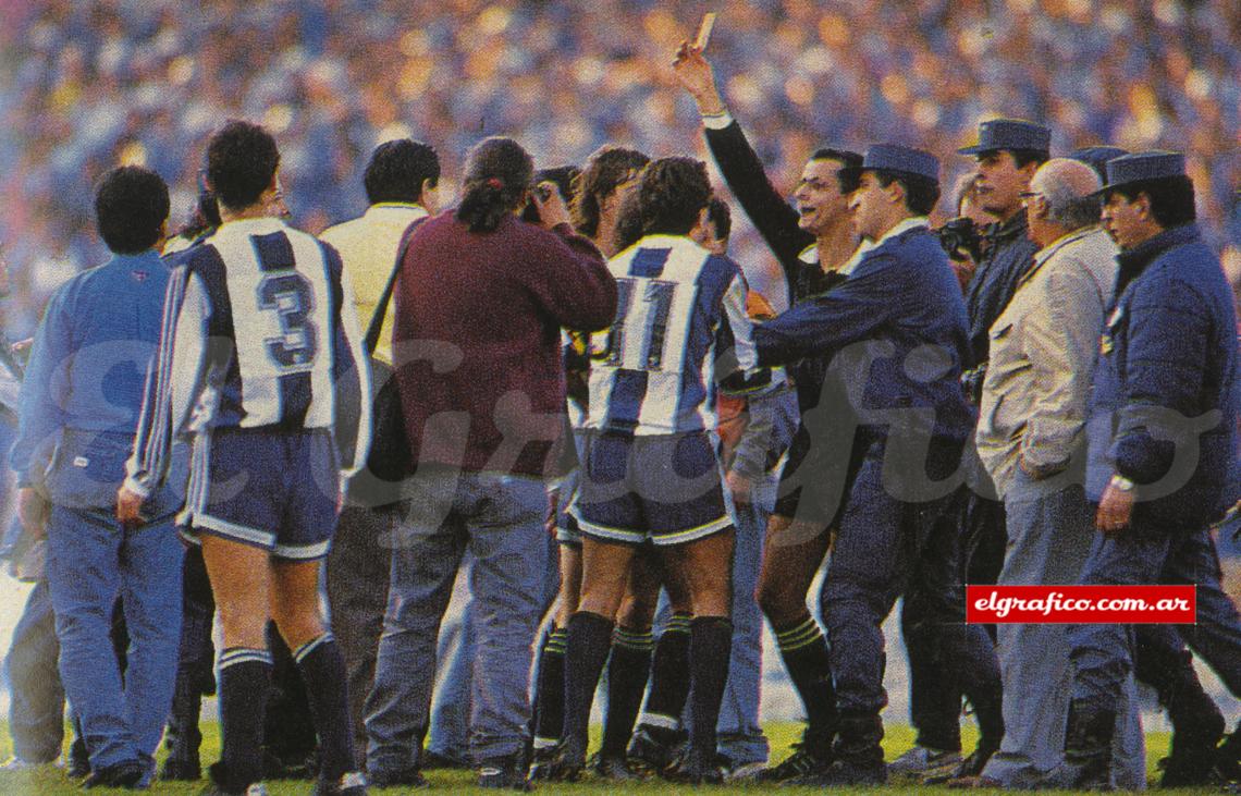 La acción siguiente sorprende: el juez camina hasta el área de Talleres y expulsa a Catalino Rivarola. Enseguida, hace lo mismo con Kenig, quien, se acercó a protestarle. Se produce un gran tumulto.