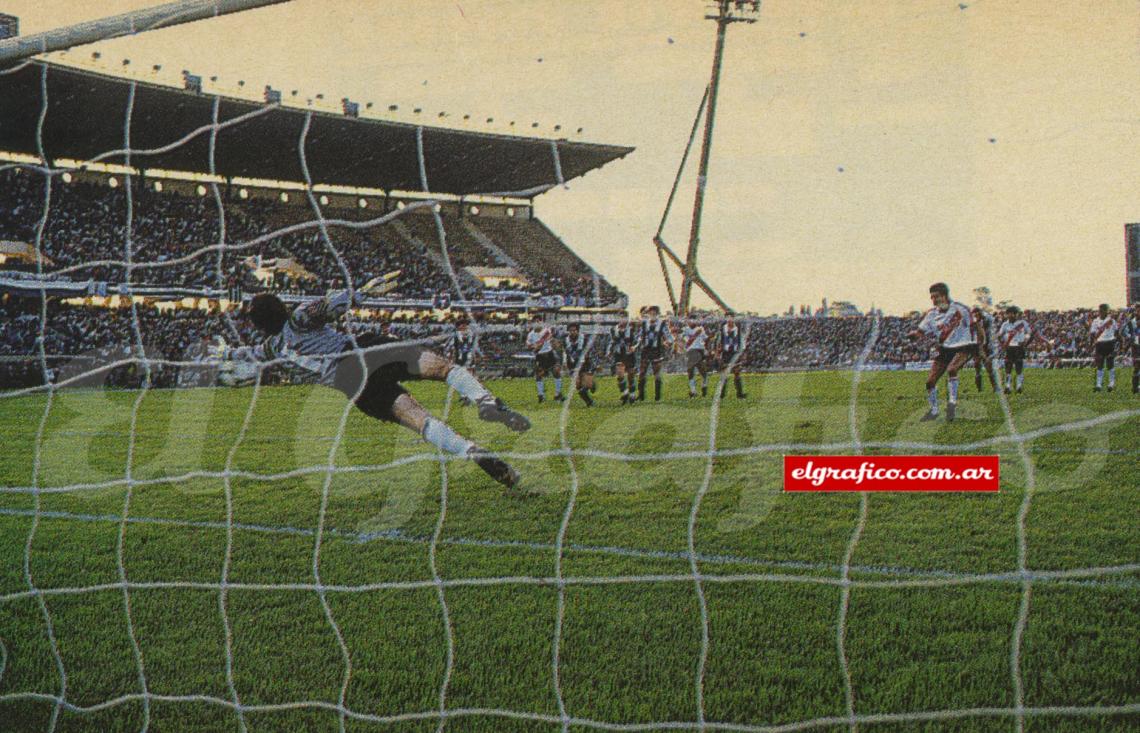 Imagen El penal para River Plate, a los 72 minutos. Lo convirtió Da Silva, así; lo había provocado una dudosa acción de Obulgen sobre el mismo Polillita.