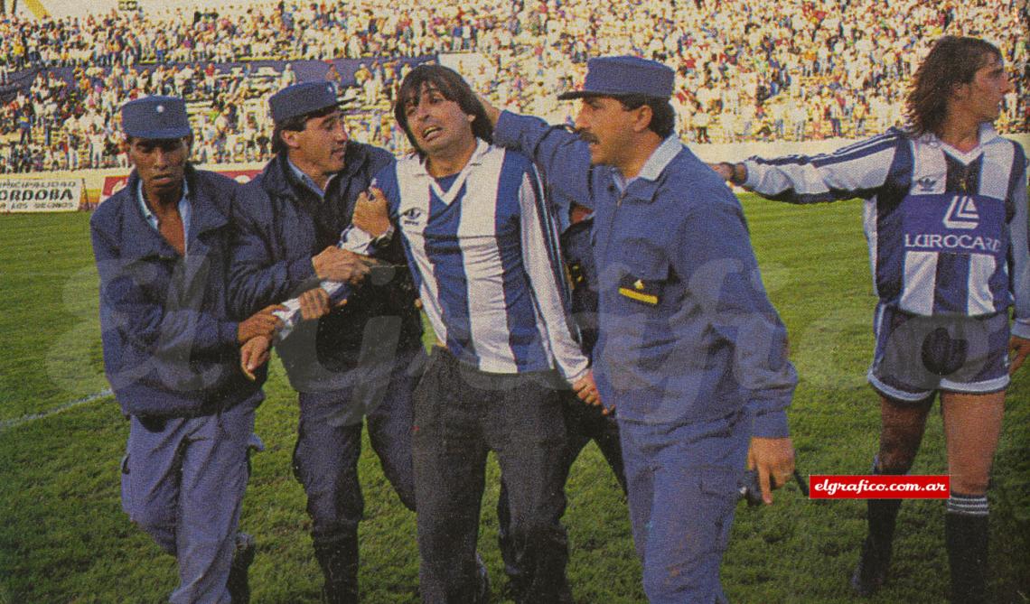 La policía lo detiene inmediatamente.