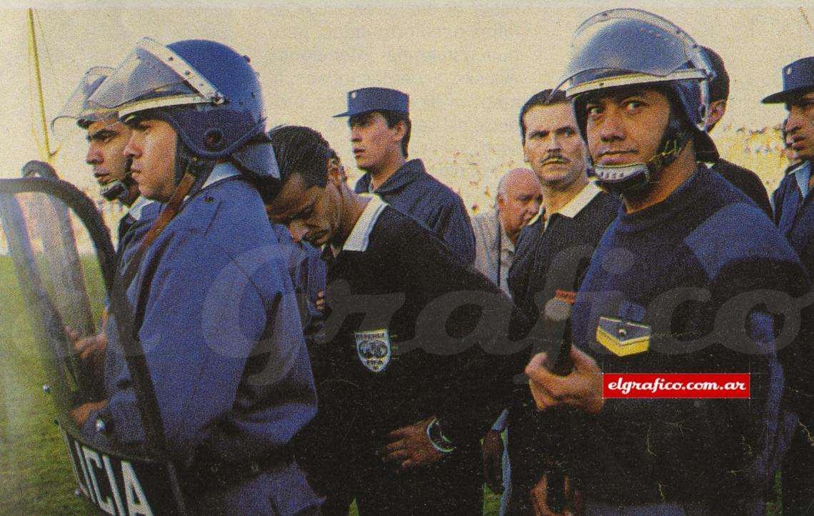 Imagen Finalmente, ocho minutos después, deja la cancha con fuerte custodia.