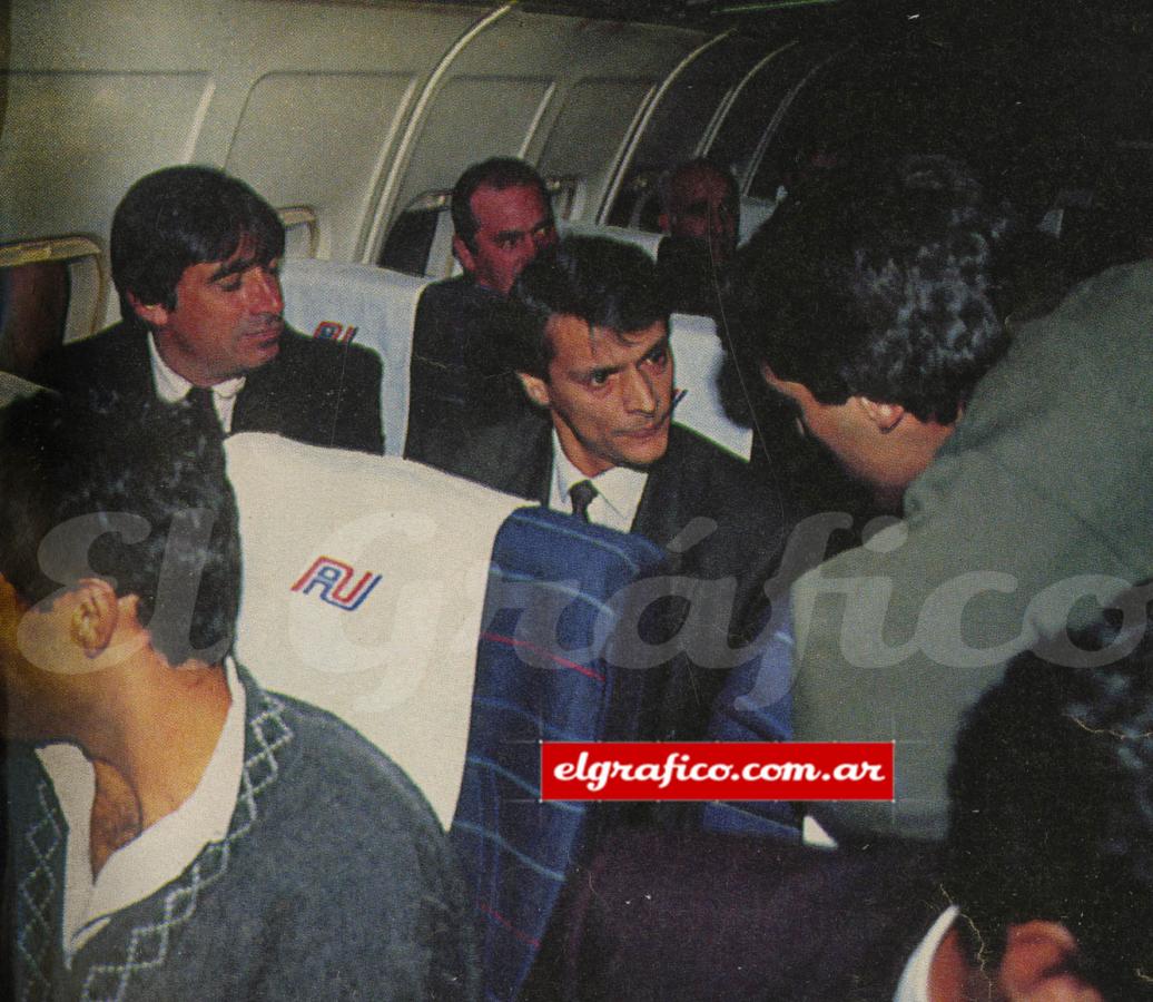 Imagen El encuentro con Gonzalo Abascal, de EL GRÁFICO, en el vuelo de regreso a Buenos Aires, con Silvani y Astrada como testigos.