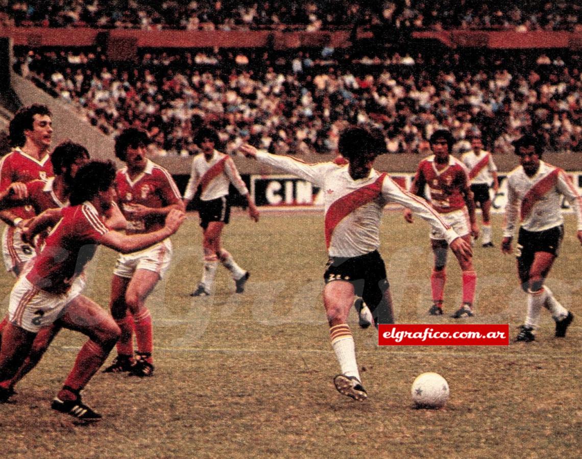Una de las jugadas más claras que creo el uruguayo en su debut. Casi al final del primer tiempo, recibió de Chaparro y sacó un zurdazo violento que pase sobre el travesañito.