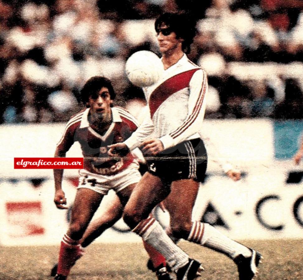 La pelota muerta en el pecho como para que Morresi lo admire, mirándolo bien de cerca. Un jugador al estilo de la mejor escuela de sir River. Inteligente. Frío.