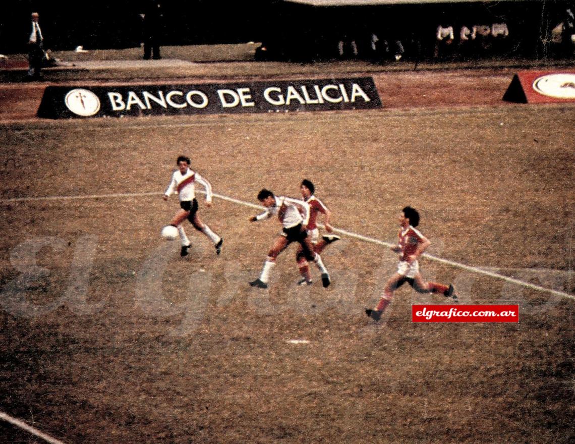 Este cabezazo era gol pero la base del palo izquierdo del arco de Vidallé no lo quiso. Fue un centro cruzado de Chaparro. Por derecha lo acompaña Bica.