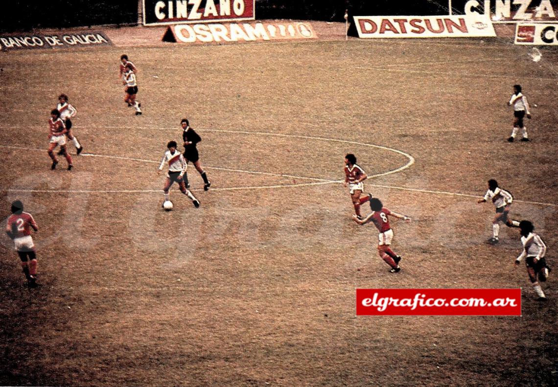 La pose clásica de los que saben: pelota al pie, la frente alta dominando el panorama. El pase saldrá para Commisso, pasando entre Sánchez y Carrá.