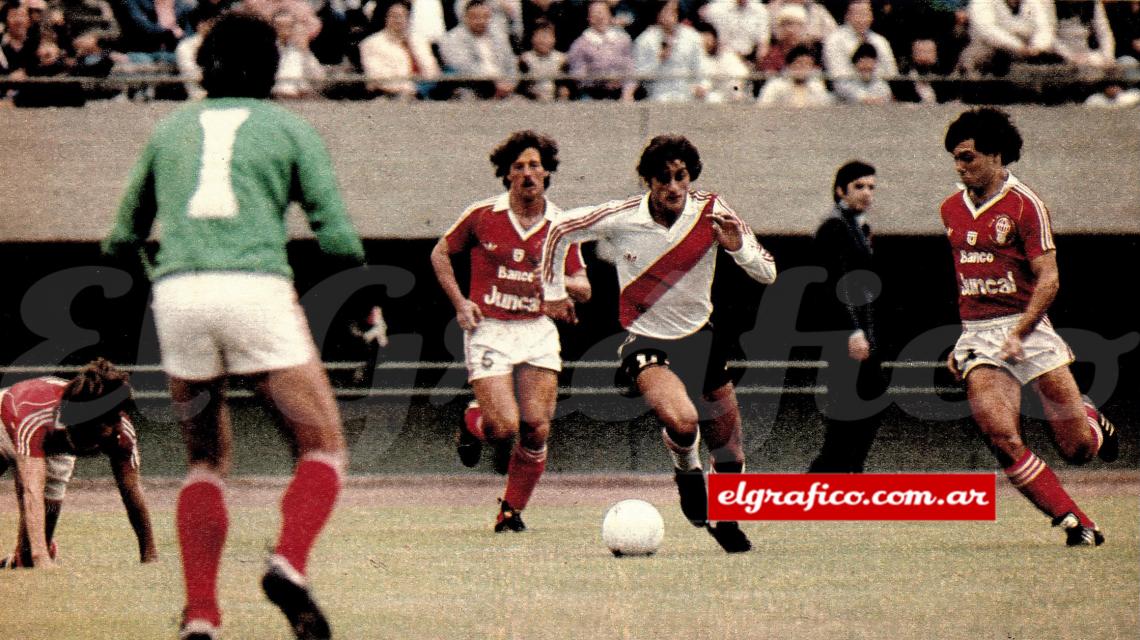 Imagen Y el sueño ya se hizo realidad. Enzo Francescoli defendiendo los colores de su nuevo club, encarando hacia el arco de Vidallé entre Carlos Alberto Martínez y Juan Amador Sánchez. 