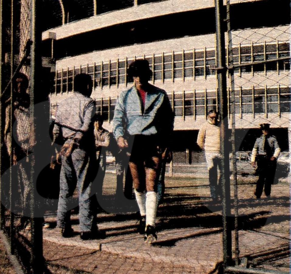 Imagen Viernes 23 de abril. Enzo Francescoli ingresa a la cancha auxiliar de River. Fue el primer entrenamiento con su nuevo club.