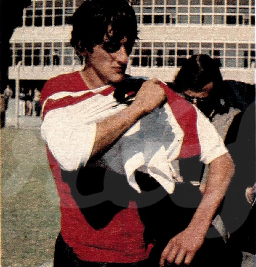 Imagen Después de la práctica, preparándose para una foto "clásica". Con la camiseta de River, probándosela antes del debut. 