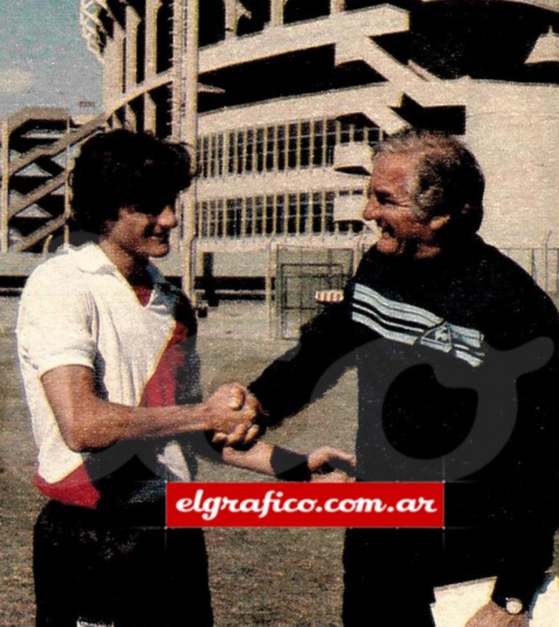 Imagen El apretón de manos de José Varacka. El técnico fue uno de los que más esperó la llegada del uruguayo. 