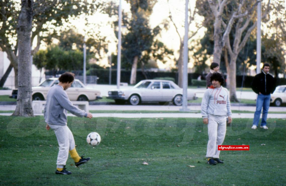 Primer entrenamiento juntos en Los Ángeles, antes del partido con México. Bochini hace “jueguito”, Maradona mira. Bilardo se jugó por el talento de ambos, pero no rindieron de acuerdo a lo que saben. Se puede esperar más.