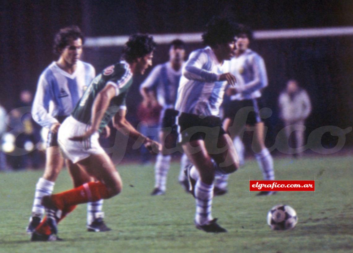 Juntos en la cancha. Rodeados por el mejicano Muñoz y sus compañeros Ruggeri y Brown. El Bocha y Diego se unieron nuevamente en la cancha para desplegar un juego alegre y creativo.