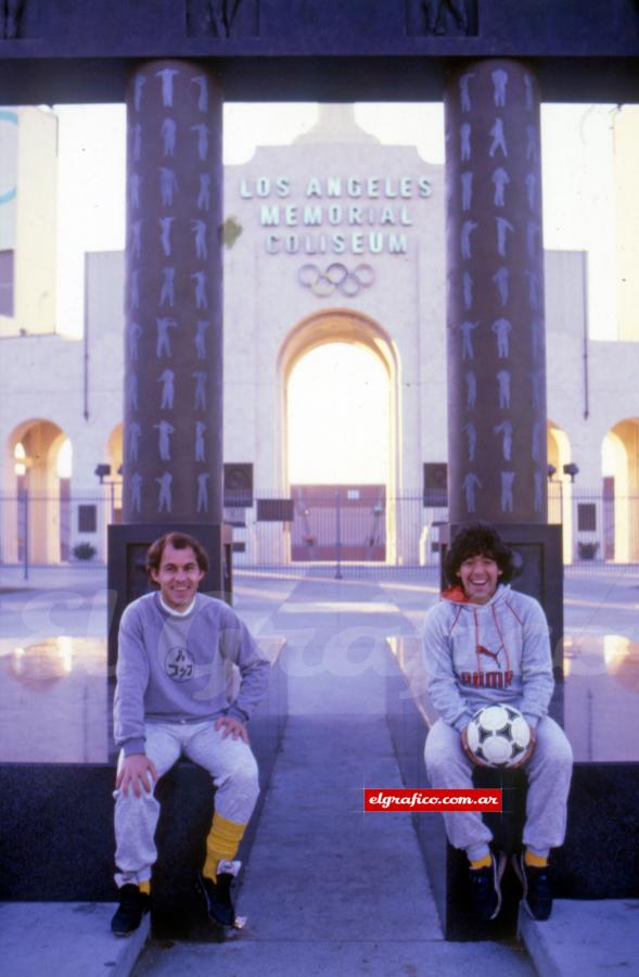 Bochini y Maradona, en la estación del Memorial Coliseum de Los Ángeles. Coincidieron: Para ganar hay que jugar bien y además tener suerte.