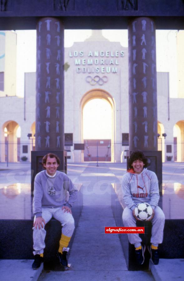 Imagen Bochini y Maradona, en la estación del Memorial Coliseum de Los Ángeles. Coincidieron: Para ganar hay que jugar bien y además tener suerte.