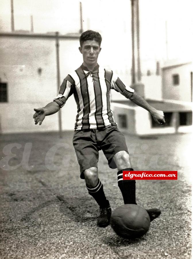 Imagen Vicente Locaso quedó en la historia por convertir el primer gol de River de la era profesional, en la victoria Millonaria 1-0 sobre Atlanta el 31 de mayo de 1931