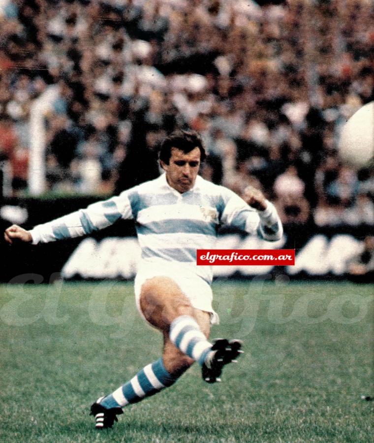 La carrera medida, el botín derecho que se incrusta y la pelota ovalada que vuela a un destino seguro. Hugo Porta, un grande.