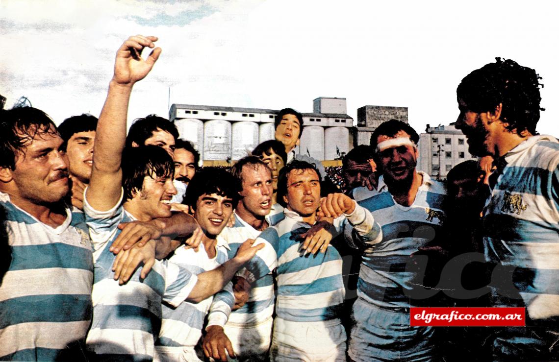 Imagen La mirada humedecida por las lágrimas de Hugo Porta es un símbolo, Los Pumas acaban de empatar 21-21 con los All Blacks, los mejores del mundo. Cash, Turnes, Holmgren, Juan Lanza, Petersen, Hugo, Carosio y Ure en el festejo final.