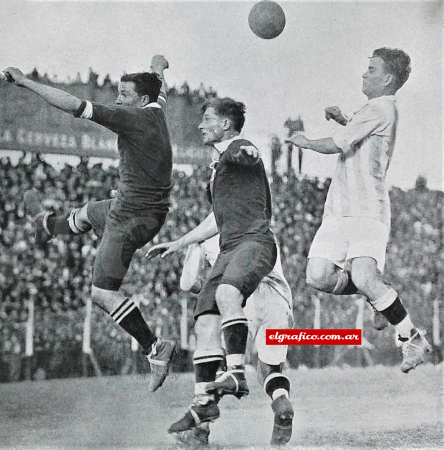 Imagen "Pechito" Della Torre y Manfrín, jugando en un combinado de Provincia, se esfuerzan para alejar la pelota de un córner, cuando Novoa de Chaco intentaba cabecearla. Fue en VIII Campeonato Argentino.