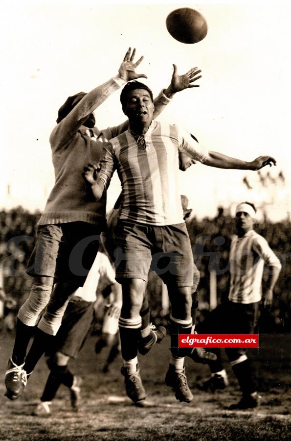 Imagen Felipe Cherro y el arquero Bosio unidos en la defensa de la selección nacional.