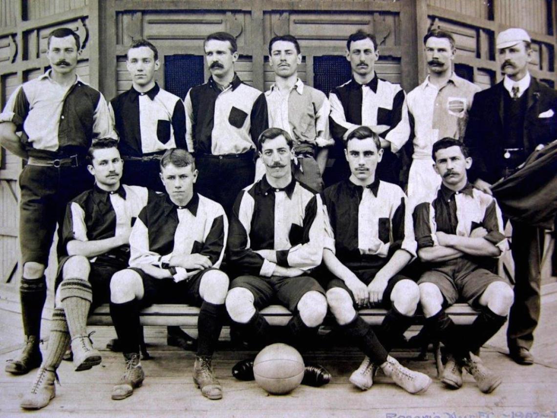 Imagen Equipo del Rosario Athletic Club (Club Atlético del Rosario) que en 1902 venció a Alumni en la final de la Copa Competencia. La gran entidad rosarina termina de cumplir 100 años. 