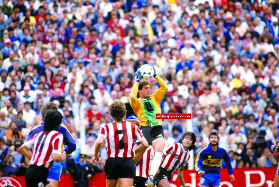 Imagen Islas atajando en el arco Pincha frente a Boca. En 1986 se fue a Independiente donde estuvo en tres etapas (86-88, 91-95 y 2003)