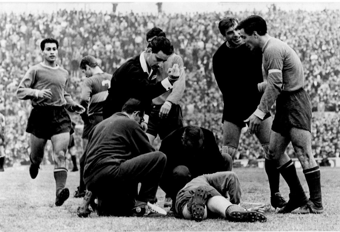 1966. 5 de junio. Nimo intercede en una jugada brusca del encuentro en el que Independiente perdió frente a Boca por 1 a 0 con el gol de Aimonetti.