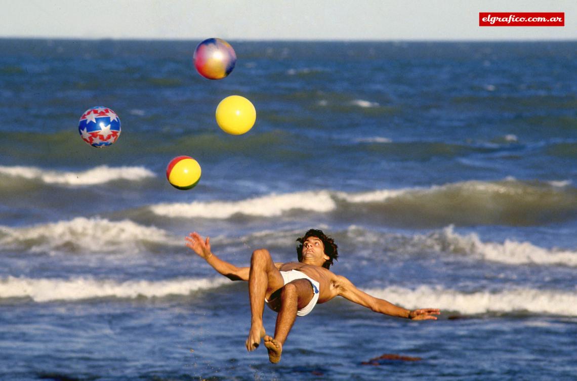 Imagen Recreando en la playa para El Gráfico su legendaria chilena frente a Polonia.