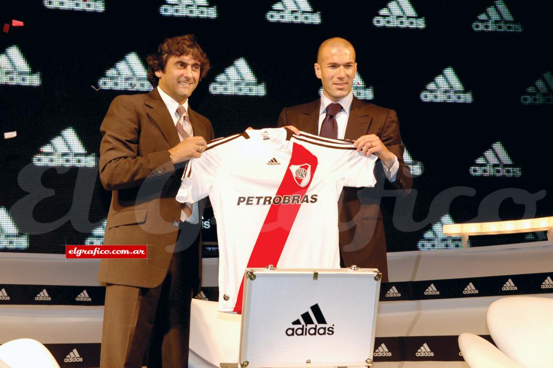Imagen De Zidane es su ídolo. Por él, vino a presentar la camiseta de River.