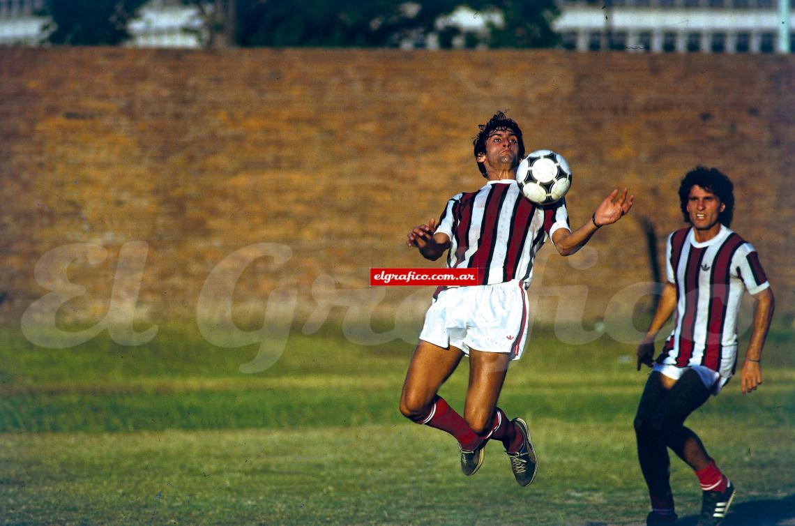 Imagen Plasticidad absoluta. Ruggeri mira cómo la mata Enzo en una práctica de 1986.