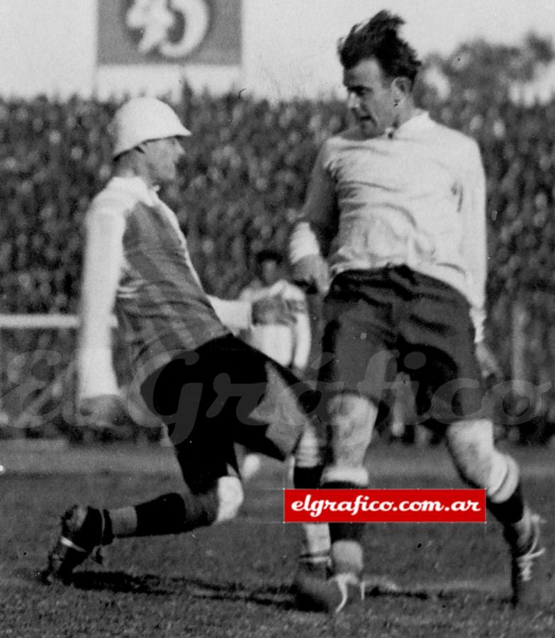 Imagen Recantini, con su inconfundible sombrerito blanco con alas blandas, en un entrevero con el gran delantero uruguayo Petrone, en un duelo rioplatense.